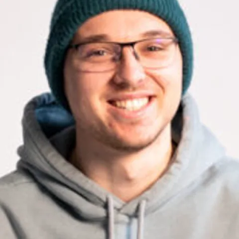 Porträt von Max mit Mütze und Brille.